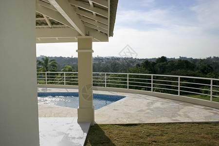 有游泳池的房子后院图片