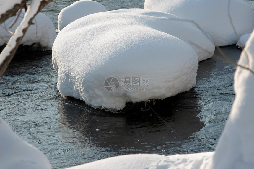 雪中的河流巨石图片