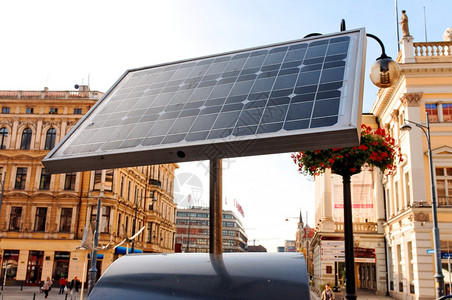 城市中的建筑和太阳能电池板图片