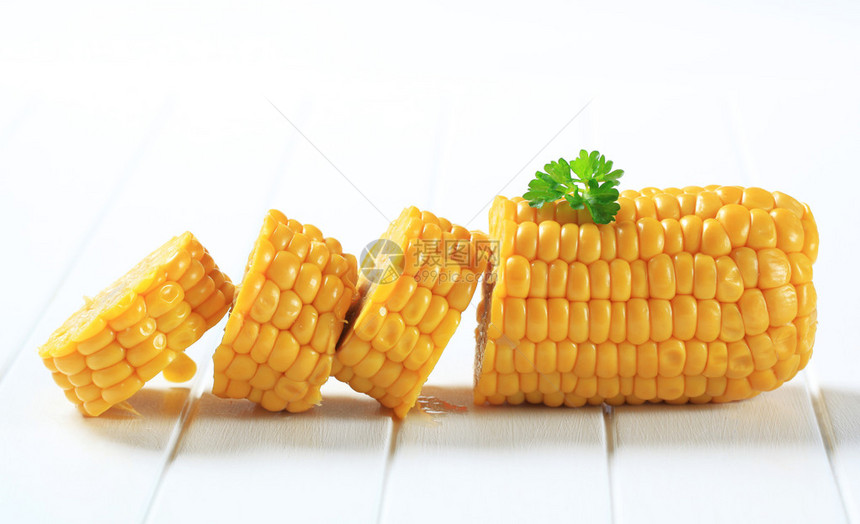 煮熟的玉米棒图片
