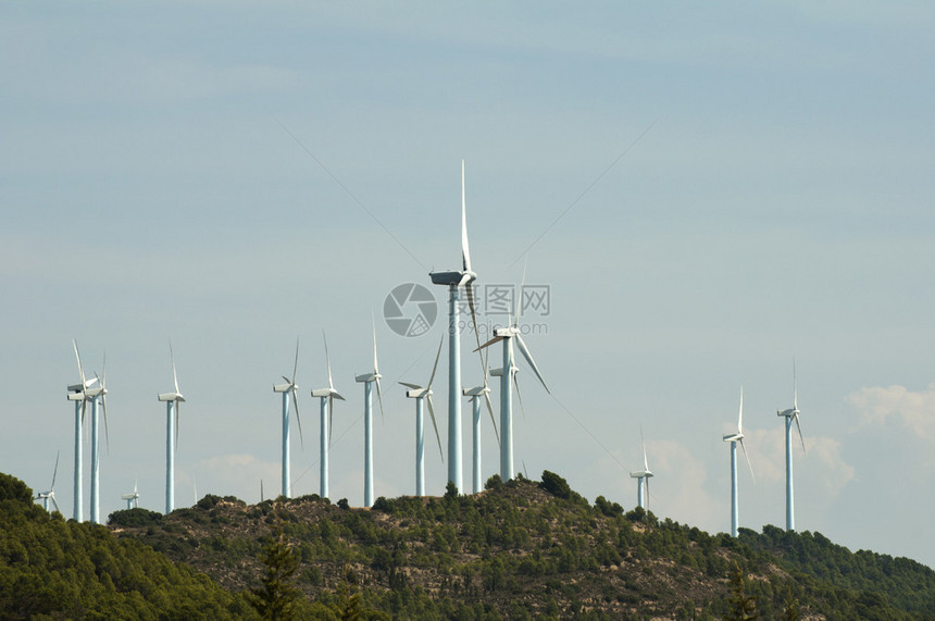 山顶上的风力发电机图片