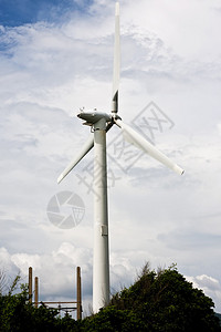 风力涡轮机靠近风力涡轮机产生有云图片