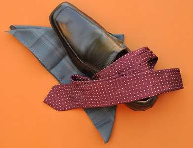 黑色鞋子栗色红色圆点领带和蓝灰色手帕图片