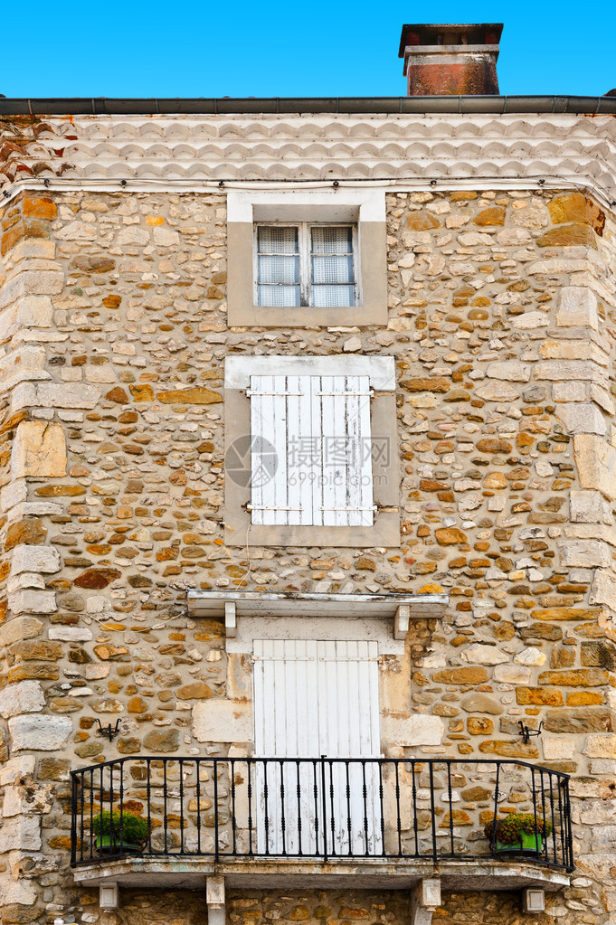 法式住宅正面的几扇窗户图片