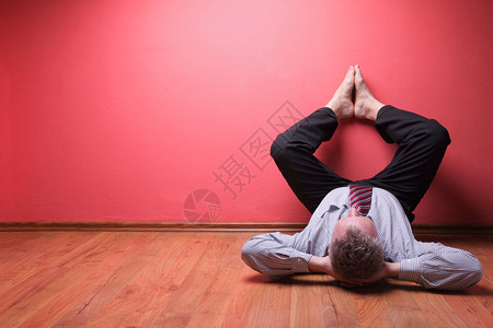 男人躺在地板上图片