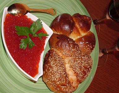 红鱼子酱面包和两杯红酒图片
