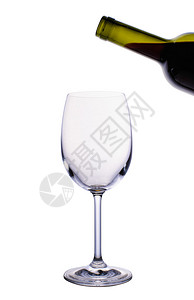 空酒杯和一瓶红酒在白色背景下被隔离图片