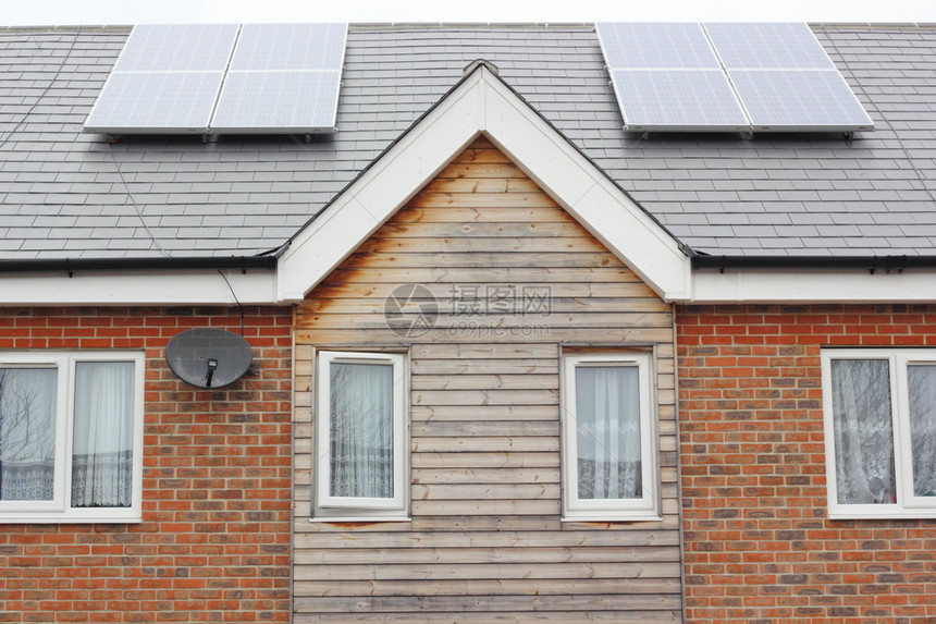 住宅屋顶上的太阳能电池板图片