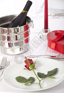 浪漫的餐桌布置与玫瑰和餐具图片