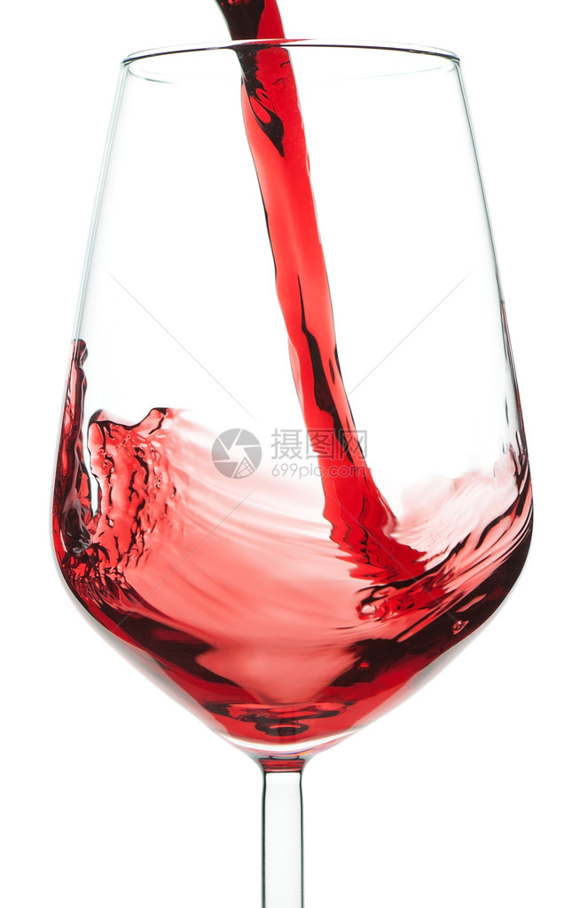 红酒倒入水晶玻璃杯中白色背景图片