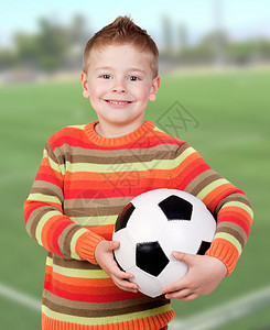 足球场上带足球的学生小孩图片