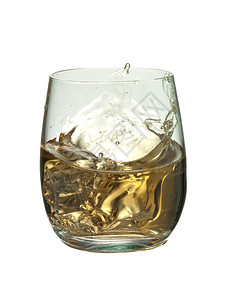 冷冰的威士忌杯孤立背景图片