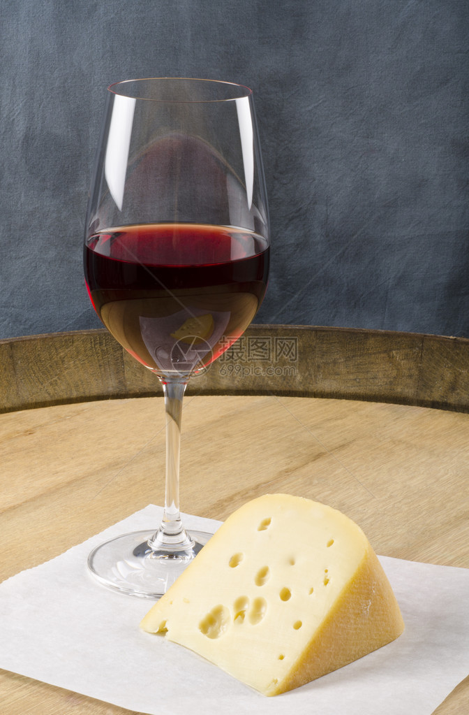 一杯红酒和一块奶酪图片