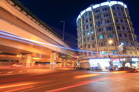 上海夜晚街道上的灯光小径图片
