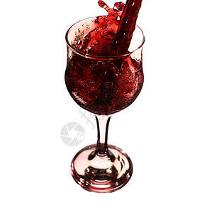 红酒倒在玻璃杯图片