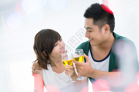 年轻情人享受着约会杯子和饮图片