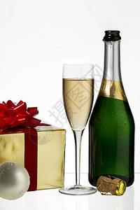 香槟笛子和酒瓶圣诞礼物图片