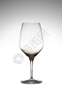 近距离拍摄一个空的葡萄酒杯在白色图片