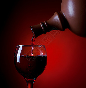 红酒在玻璃杯中流动图片