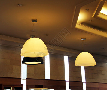 现代建筑入口处的天花板灯图片