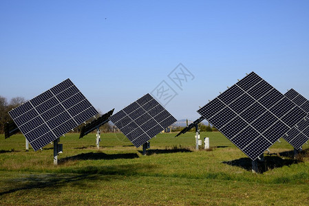 绿色田地的一些太阳能电池板一种生产图片