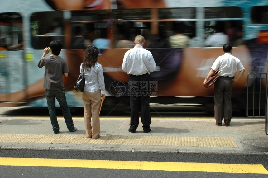 在香港等待绿灯电车通过图片