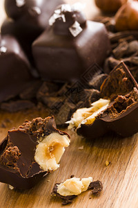 甜瓜巧克力和花椰菜做的栗子松露手图片