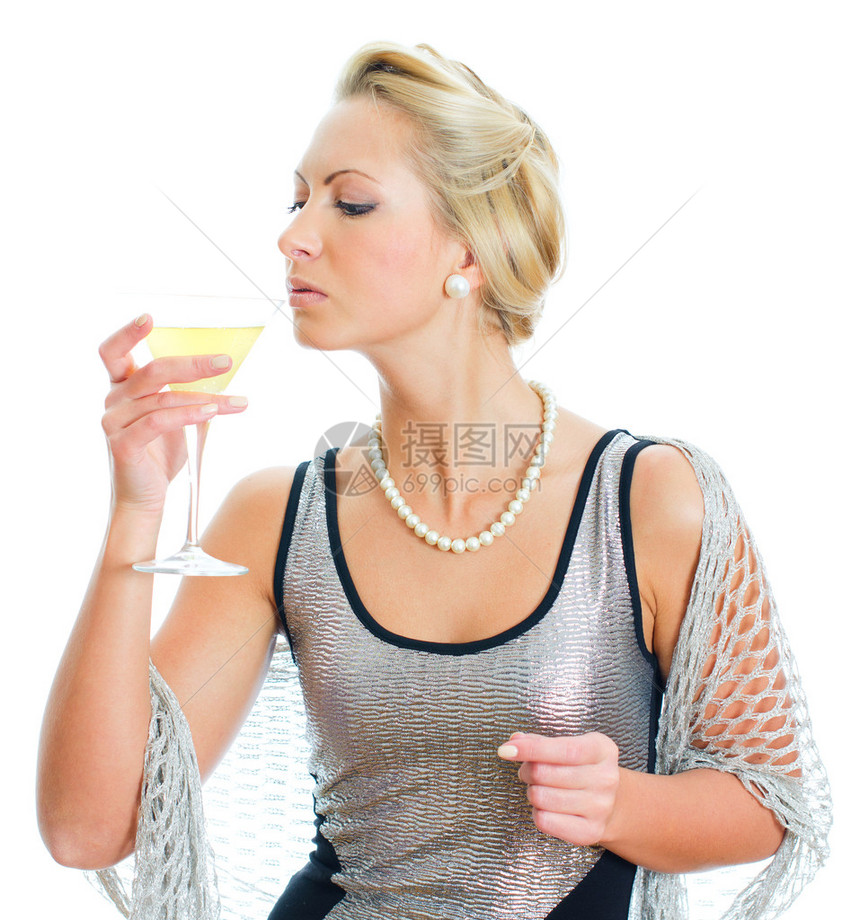 穿着晚礼服的年轻女子喝酒孤图片