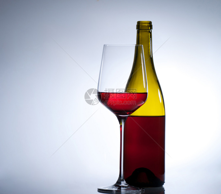 一杯红酒和一瓶高于梯图片