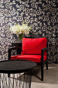 黑红椅子家具搭配优雅的墙面装饰图片