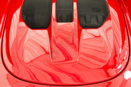 红色跑车的后发动机罩图片