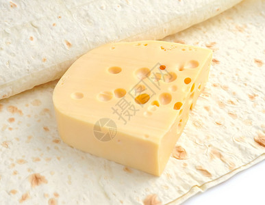 皮塔饼上的一块奶酪图片