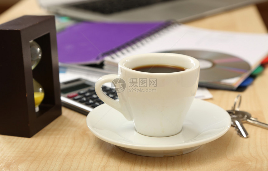 在办公室桌面特写的一杯咖啡图片