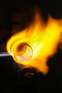 以火为背景的化学玻璃器皿图片