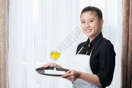 一个微笑的女服务员图片