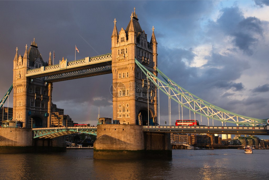 黄昏伦敦塔桥有双层图片