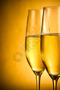 两笛香槟配有黄金泡和金本底文字空间图片