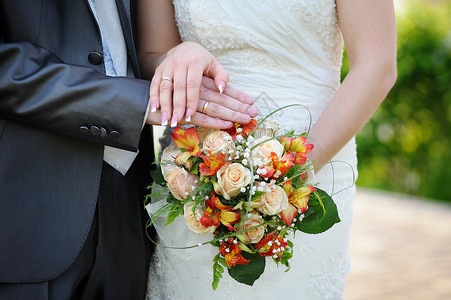 手和戒指在婚礼上图片