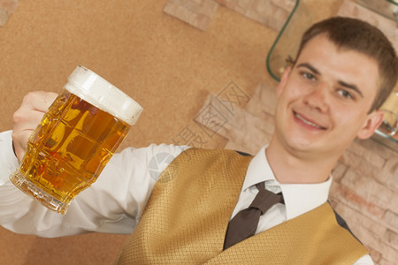 服务员端着一杯啤酒向前伸出手图片