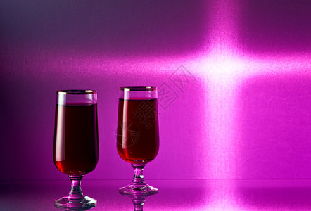 杯子上的樱桃白兰地背景被紫图片