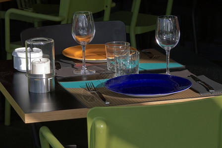 餐厅桌子上的空色盘和眼镜图片