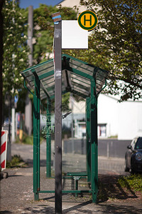德国公交车站标志和有掩护的避难图片
