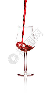 红酒倒入玻璃杯图片