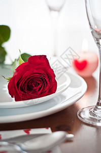 浪漫的晚餐环境配有玫瑰和香槟酒杯背景图片