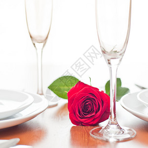 浪漫的晚餐环境配有玫瑰和香槟酒杯图片