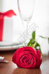 浪漫的晚餐环境配有玫瑰和香槟酒杯图片