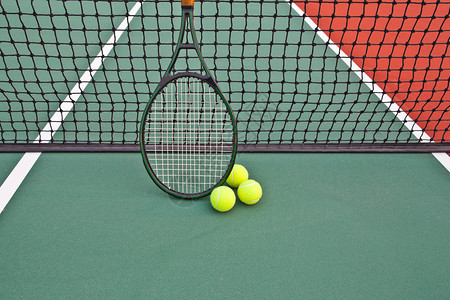 有球和拍的网球场图片