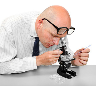 有他的显微镜的男科学家图片