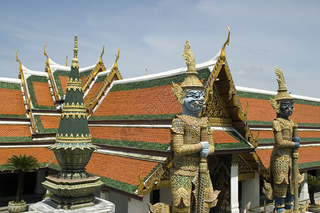 曼谷的翡翠佛寺和大殿是泰国独特而惊人的建筑背景图片