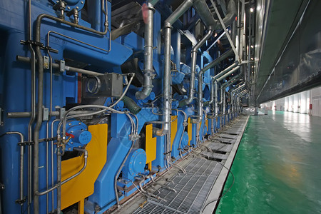 某工厂的造纸机械设备高清图片